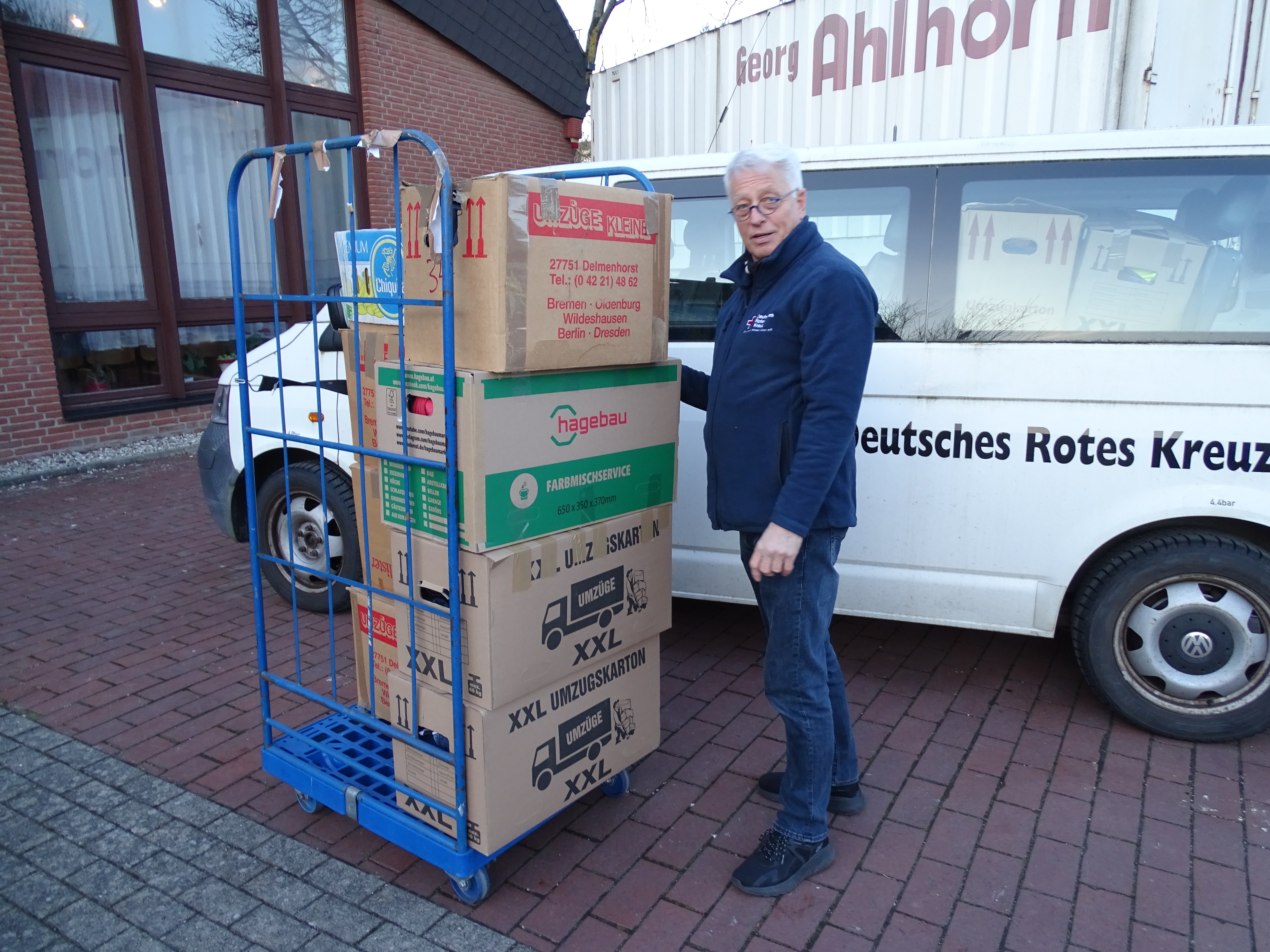 Burhard Rüpke mit den Kleiderkammerspenden auf dem Weg nach Hannover