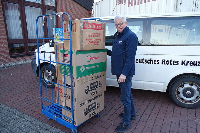 Burhard Rüpke mit den Kleiderkammerspenden auf dem Weg nach Hannover