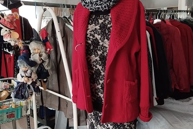 Kleiderkammermodell im Herbst