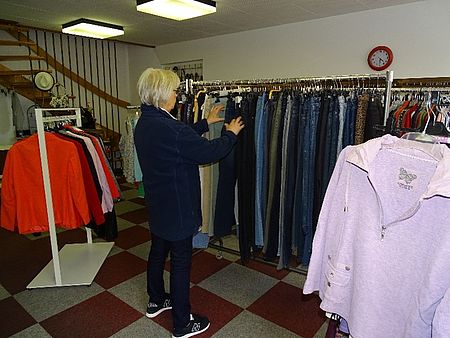 die Kleiderkammer ist gut gefüllt