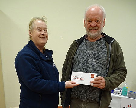 Einen Winsen Gutschein als Anerkennung für 100 Blutspenden überreichte Katja Stebner vom DRK Ortsverein Winsen (Aller)e. an Harald Höpner