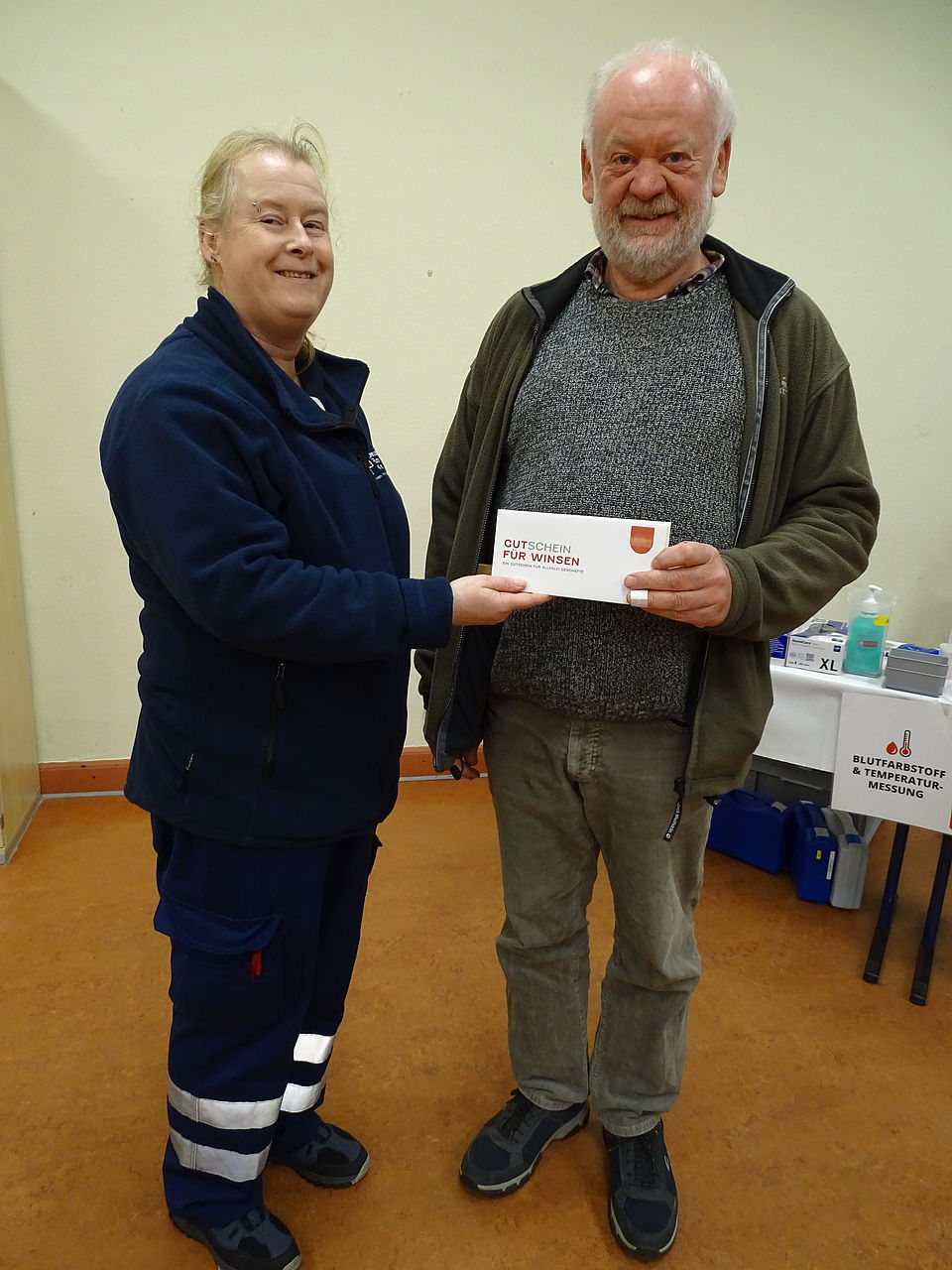 Einen Winsen Gutschein als Anerkennung für 100 Blutspenden überreichte Katja Stebner vom DRK Ortsverein Winsen (Aller)e. an Harald Höpner Einen Winsen Gutschein als Anerkennung für 100 Blutspenden überreichte Katja Stebner vom DRK Ortsverein Winsen (Aller)e. an Harald Höpner